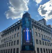 Kurven, Kontraste, Kommunikation:  Maßgeschneiderter LED-Screen für Gieske Studios