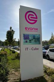 Doppelseitige Steele mit Screens vor dem Evonik-Gebäude in Hanau 2022